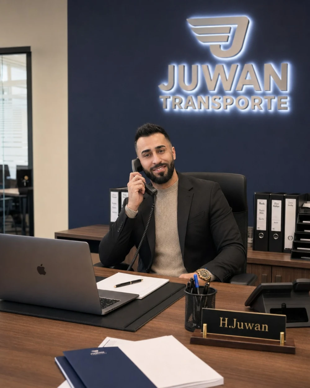 Persönlicher Ansprechpartner von Juwan Transporte im Büro